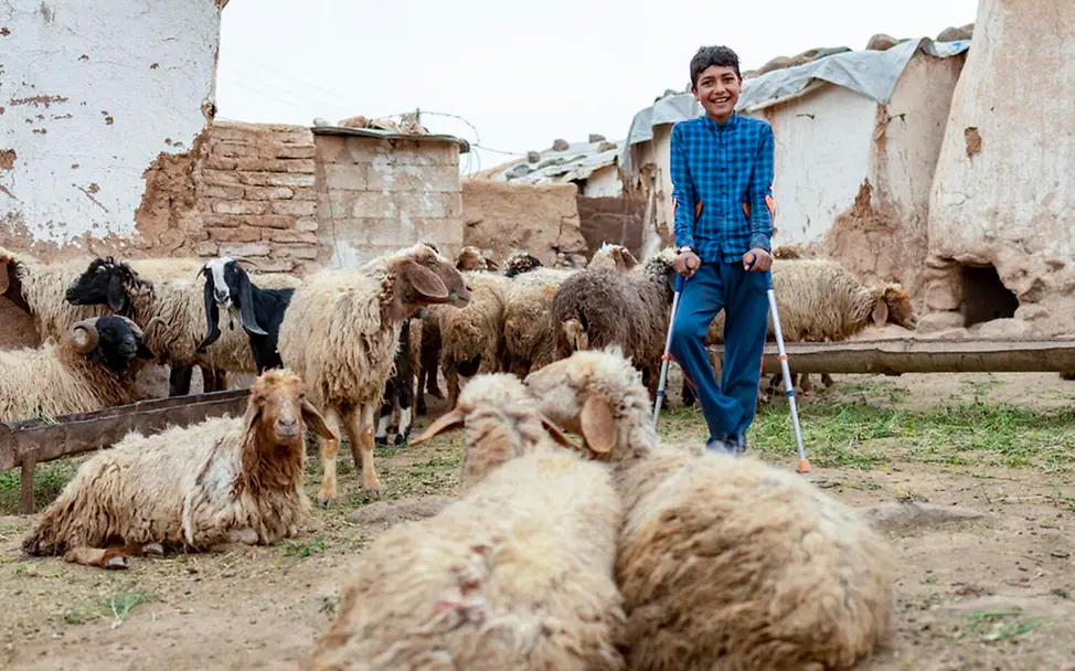 Syrien: Jumaa geht an Krücken, seit er durch eine Mine einen Fuß verloren hat | © UNICEF/Janji Syrien: Jumaa geht an Krücken, seit er durch eine Mine einen Fuß verloren hat