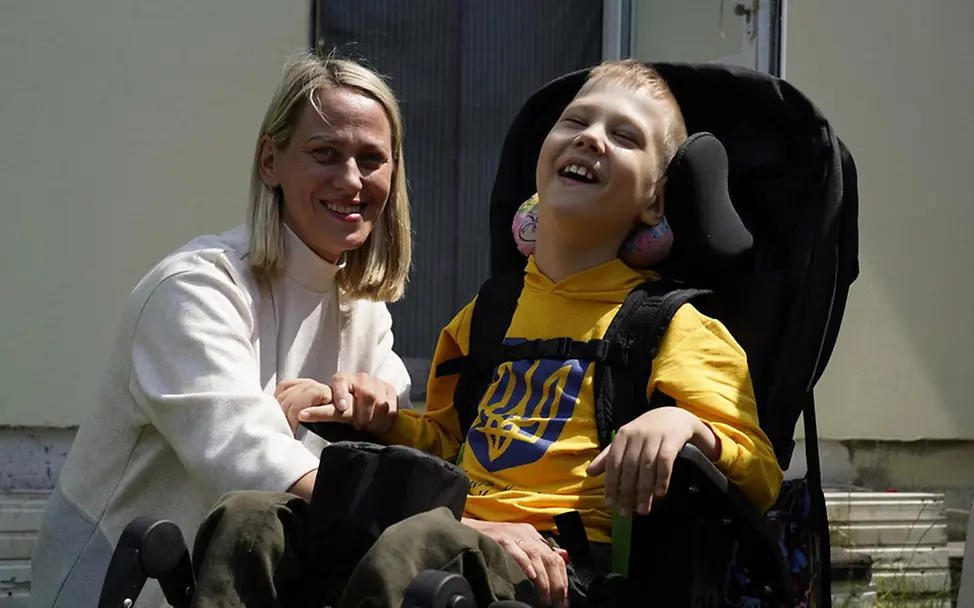 Krieg in der Ukraine: Artem hat eine Behinderung. Mit Unterstützung von UNICEF kann er an der Schule teilnehmen | © UNICEF/Boyko Krieg in der Ukraine: Artem hat eine Behinderung. Mit Unterstützung von UNICEF kann er an der Schule teilnehmen