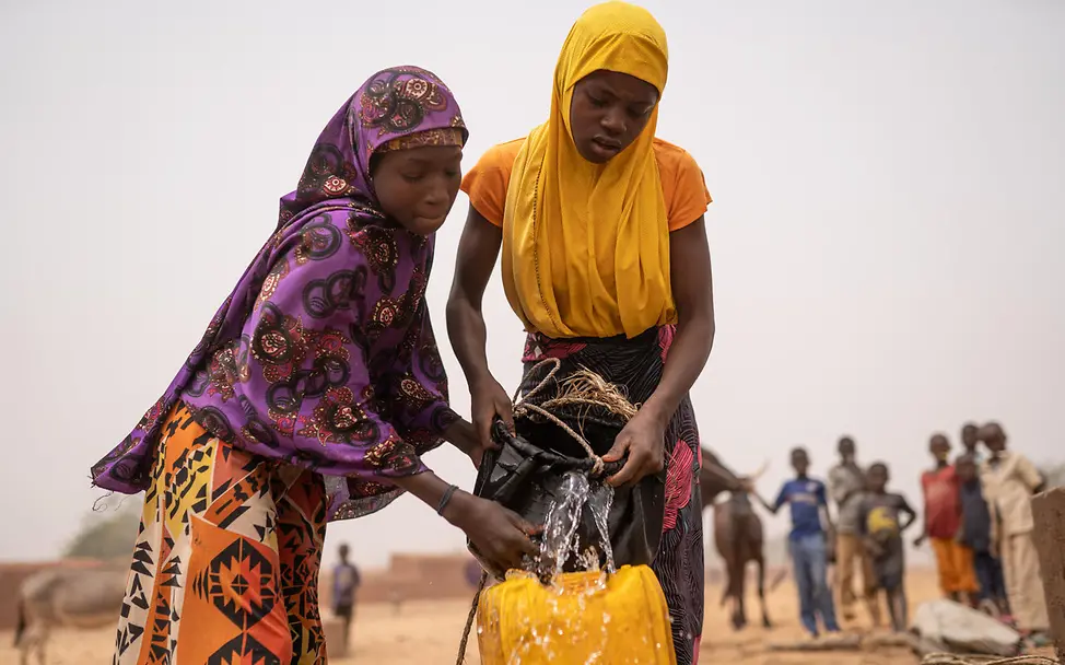 Mädchen in Niger beim Wasserholen | © UNICEF/ Haro Fakten über Mädchen: Mädchen leisten mehr Hausarbeit