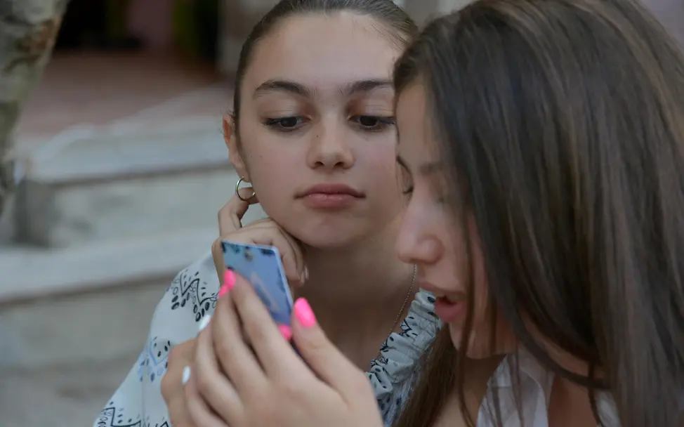 Mädchen in Armenien mit Handy | © UNICEF/ Ghazaryan Fakten über Mädchen: Gender-Stereotype überwinden