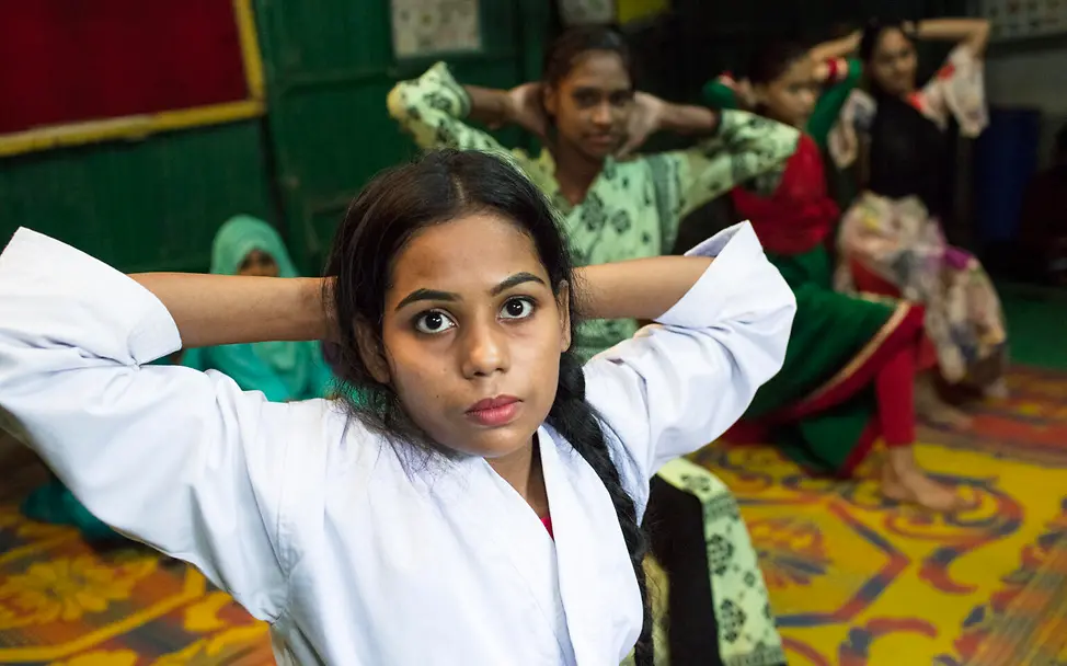 Sultana in Bangladesch gibt Karate-Unterricht | © UNICEF/ Mawa Fakten über Mädchen: Jugendclubs stärken Mädchen