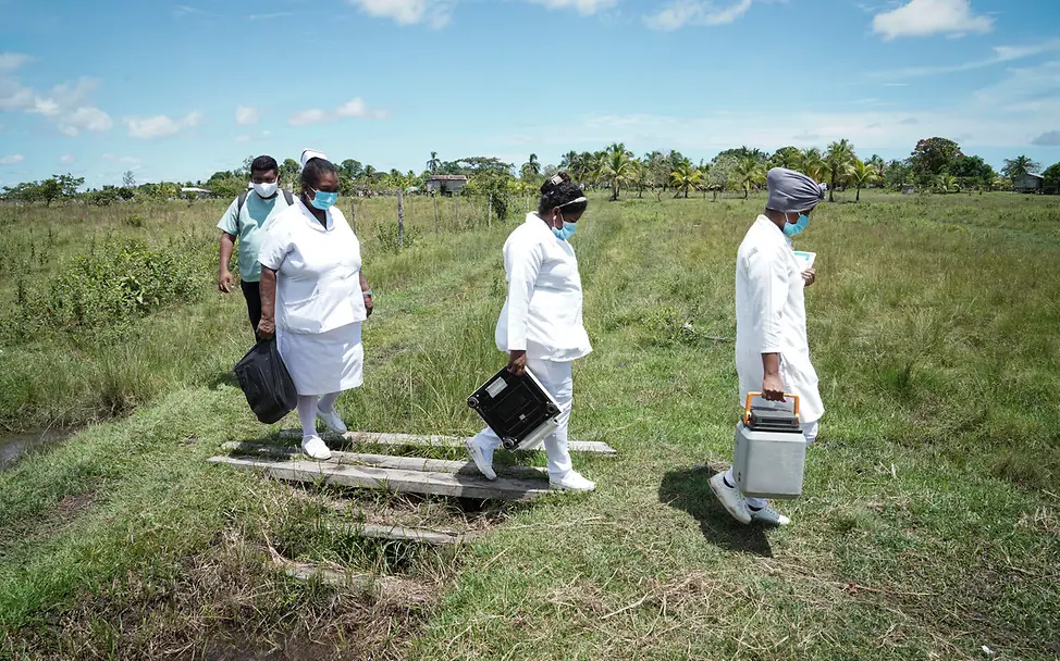 Gesundheitshelferinnen bringen ihr medizinisches Equipment mit zu ihren Besuchen. | © UNICEF/Rivas AFP-Services/Factstory Nicaragua: Gesundheitshelferinnen bringen ihr medizinisches Equipment mit zu ihren Besuchen.
