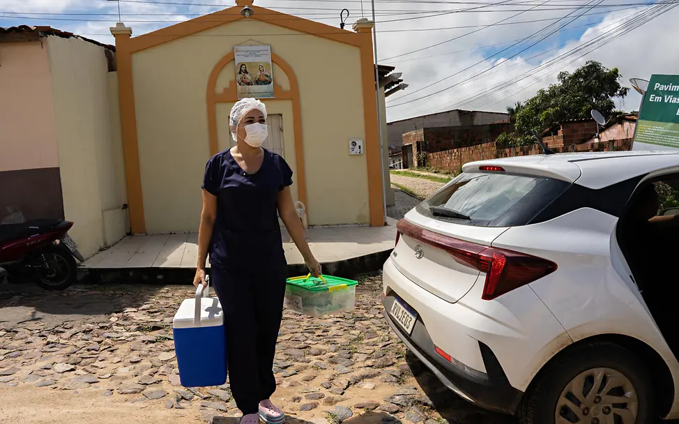 © UNICEF/Érico Hiller Brasilien: Gesundheitshelferin Dynnhyfer de Souza impft in einem Bildungszentrum Kinder.