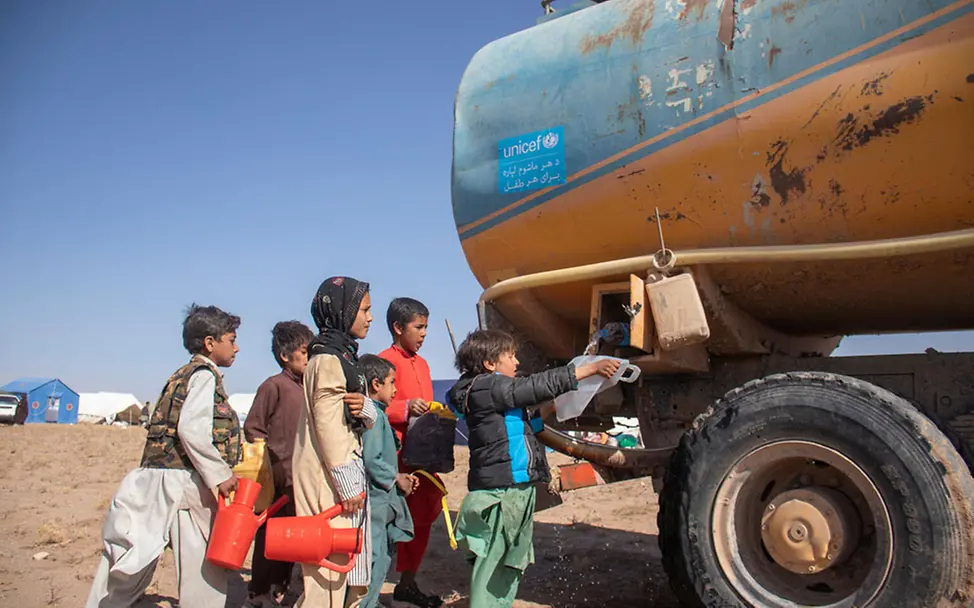 Erdbeben in Afghanistan: Kinder holen Trinkwasser aus einem UNICEF-Lkw | © UNICEF/Khayyam Afghanistan Krise: Kinder holen Trinkwasser aus einem UNICEF-Lkw