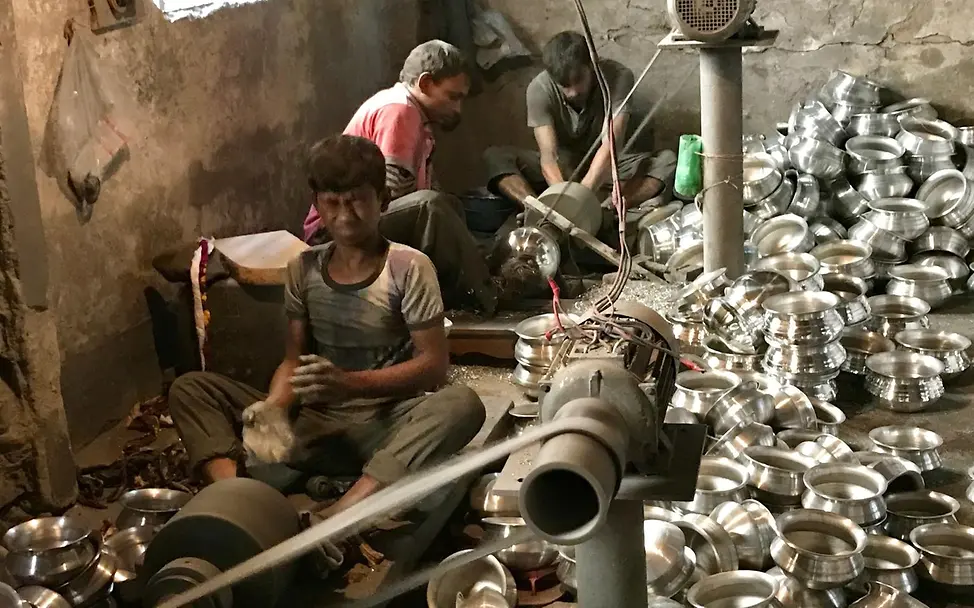Sumon works in an aluminium factory. © UNICEF/UNI277361/Berger Bangladesch_Aluminiumfabrik_UNI277361
