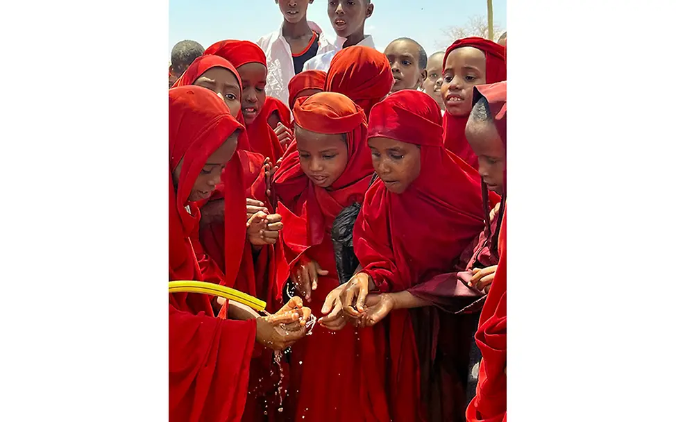 Kenia: Mädchen waschen ihre Hände. | © UNICEFKenya Kenia: Mädchen waschen ihre Hände.