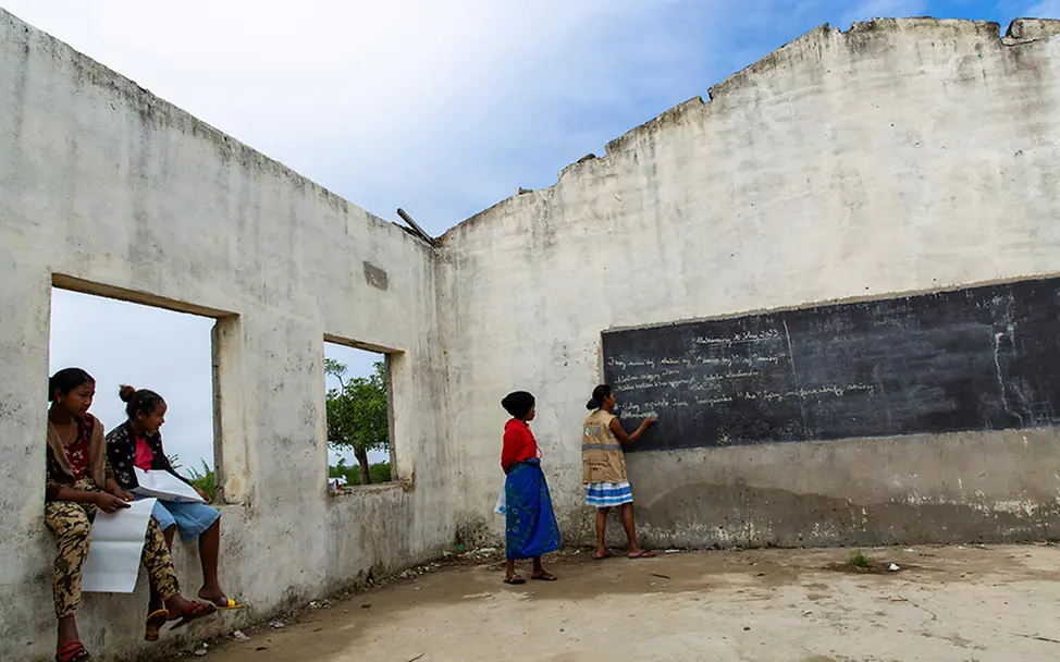 Madagaskar: Eine durch den Wirbelsturm Freddy beschädigte Schule. | © UNICEF/Prinsloo Madagaskar: Eine durch den Wirbelsturm Freddy beschädigte Schule.