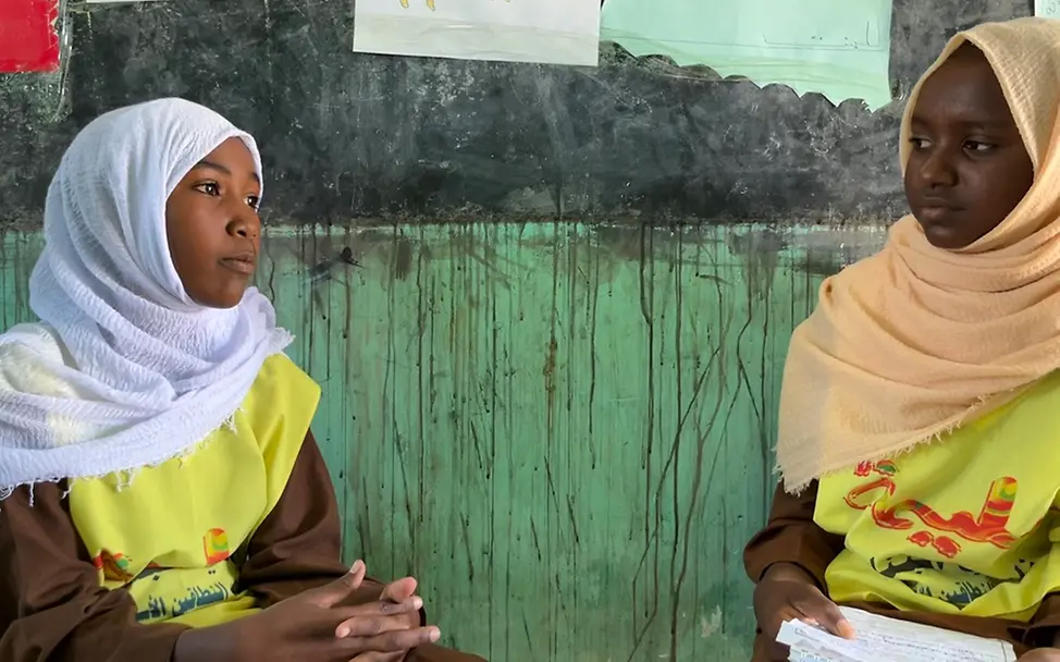 12.000 Mädchen am Tag von weiblicher Genitalverstümmelung bedroht | UNICEF/Jethani Sudan: Zwei Mädchen informieren sich über über weibliche Genitalverstümmelung