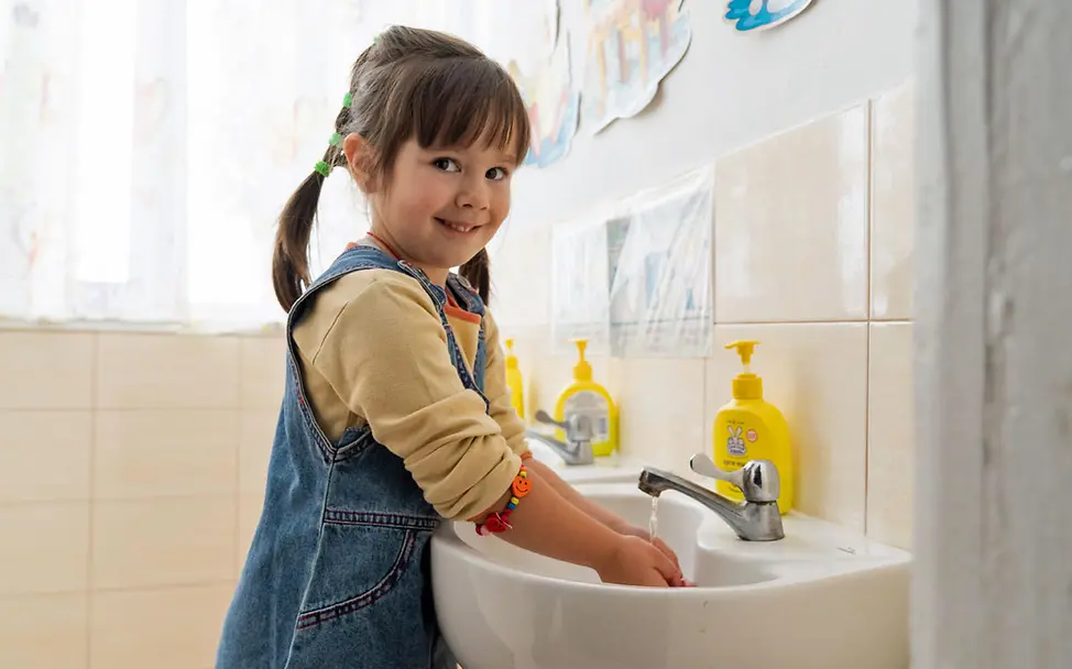 Ein Mädchen wäscht sich im Kindergarten die Hände | © UNICEF/Vashkiv Kinder im Ukraine-Krieg: UNICEF sorgt für sauberes Wasser und Hygiene für die Zivilbevölkerung.