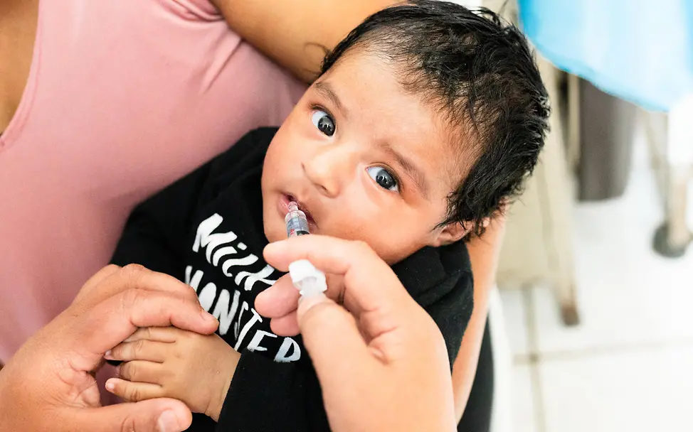 © UNICEF/UNI535065/Willocq Kind erhält Impfung