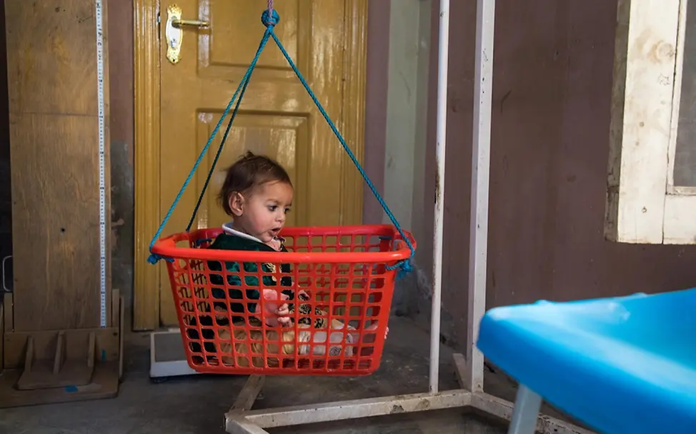 Hasenats Gewicht wird überprüft | UNICEF/Haya Burhan Hunger Afghanistan
