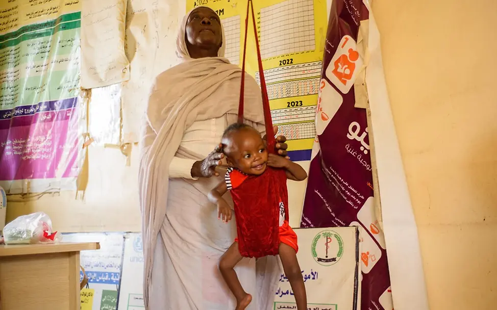 Das Mädchen wird in einer Gesundheitseinrichtung gewogen | UNICEF/Mohamdeen Drohende Hungersnot Sudan