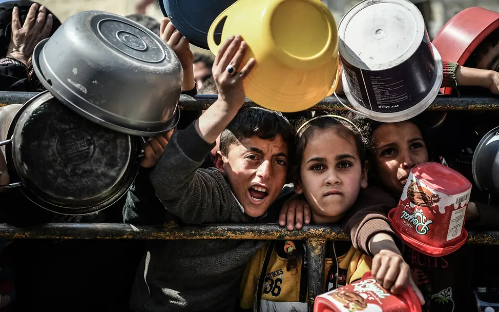 Kinder warten in Rafah auf die Verteilung von Lebensmitteln. © UNICEF/UNI539224/ZAGOUT Kinder warten in Rafah auf die Verteilung von Lebensmitteln. © UNICEF/UNI539224/ZAGOUT