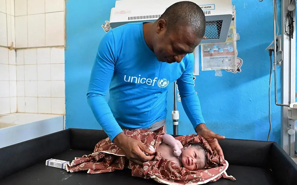 Dieses Baby in der Elfenbeinküste bekommt gleich seine Hepatitis-B-Impfung. | © UNICEF/Dejongh Fast ausgestorbene Krankheiten: UNICEF setzt bei der Bekämpfung von hochansteckenden Krankheiten lebensrettende Impfungen ein.