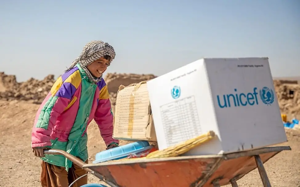 Erdbeben in Afghanistan: Ein Junge transportiert UNICEF-Hilfsgüter in einer Schubkarre | © UNICEF/Khan Erdbeben in Afghanistan: Ein Junge transportiert UNICEF-Hilfsgüter in einer Schubkarre