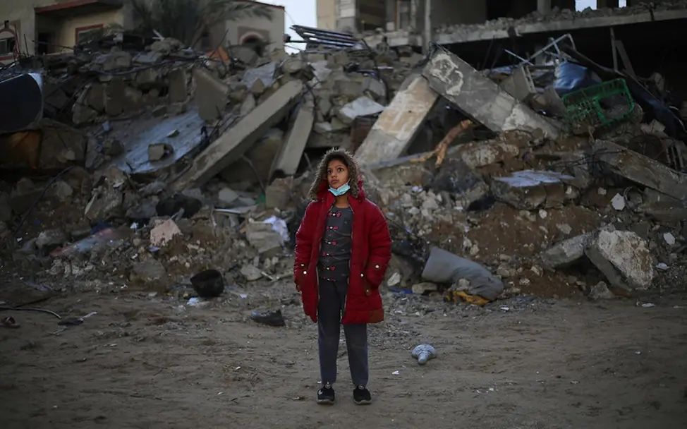 Treibstoffmangel in Gaza gefährdet Kinderleben | UNICEF/El Baba Gaza: Ein Mädchen steht vor ihrem zerstörten Haus