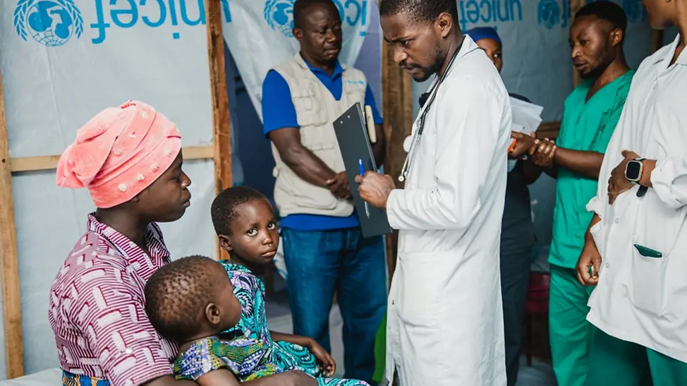 Im Afya Sake Cholera-Behandlungszentrum ist Visite: Dr. Ndoole Mutebwa Fabrice schaut nach seinen Patienten. | © UNICEF/UNI510465/Benekire Im Afya Sake Cholera-Behandlungszentrum ist Visite: Dr. Ndoole Mutebwa Fabrice schaut nach seinen Patienten.