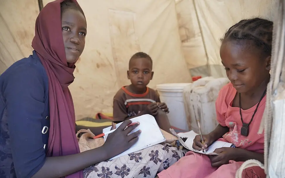 Noura musste aus ihrer Heimat fliehen | UNICEF/Zakaria Sudan Hungersnot: Noura sitzt in einem Zelt eines Flüchtlingscamps