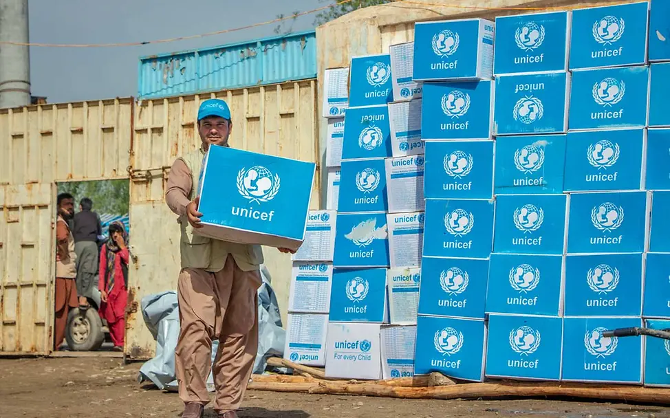 UNICEF-Nothilfe: Ein Helfer verteilt nach der Sturzflut Hilfsgüter an bedürftige Familien | © UNICEF/Khayyam Afghanistan Krise: Ein UNICEF-Helfer verteilt nach den Überschwemmungen Hygienesets.