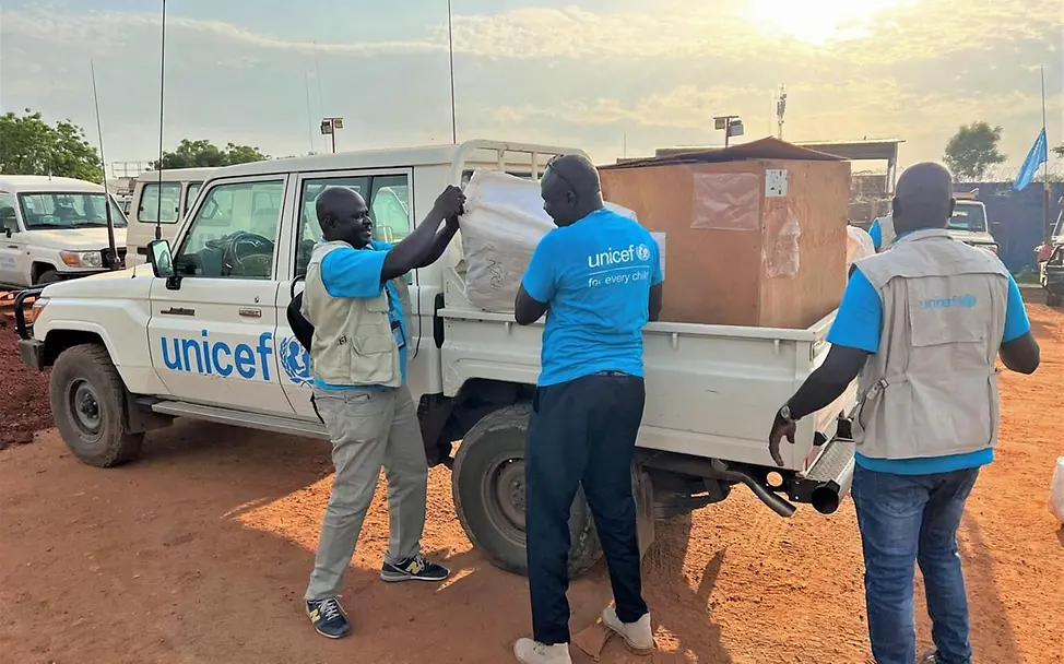 UNICEF-Helfer entladen Hilfsgüter für den Südsudan | © UNICEF/UNI423994 Südsudan Hungerkrise: UNICEF-Hilfsgüter kommen an bei den bedürftigen südsudanesischen Kindern