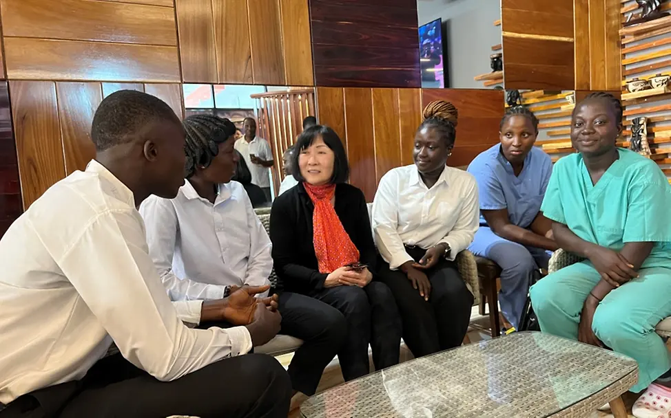 Im Restaurant Coasters, Gespräch mit den dort arbeitenden Begünstigten und Susan Cummings-Findel | © UNICEF/UNI562220/Bücker Im Restaurant Coasters, Gespräch mit den dort arbeitenden Begünstigten und Susan Cummings-Findel.