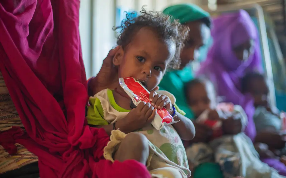 Malnutrition in Sudan | © UNICEF/UNI529937/Elfatih A child in Sudan is eating therapeutric supplementary food