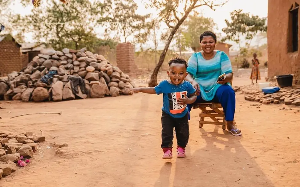 Mpox Virus: Ein Kind hat Mpox überlebt und spielt fröhlich mit seiner Mutter | © UNICEF/Benekire Mpox Virus: Ein Kind hat Mpox überlebt und spielt fröhlich mit seiner Mutter