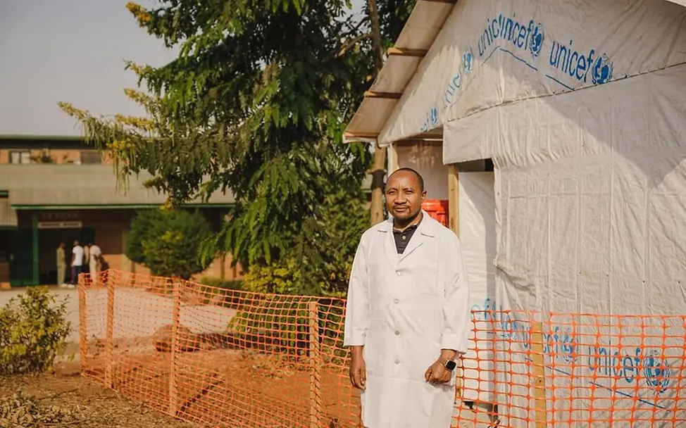 Mpox Virus: Ein Arzt steht vor einer Mpox-Isolierstation im Kongo | © UNICEF/Benekire Mpox Virus: Ein Arzt steht vor einer Mpox-Isolierstation im Kongo