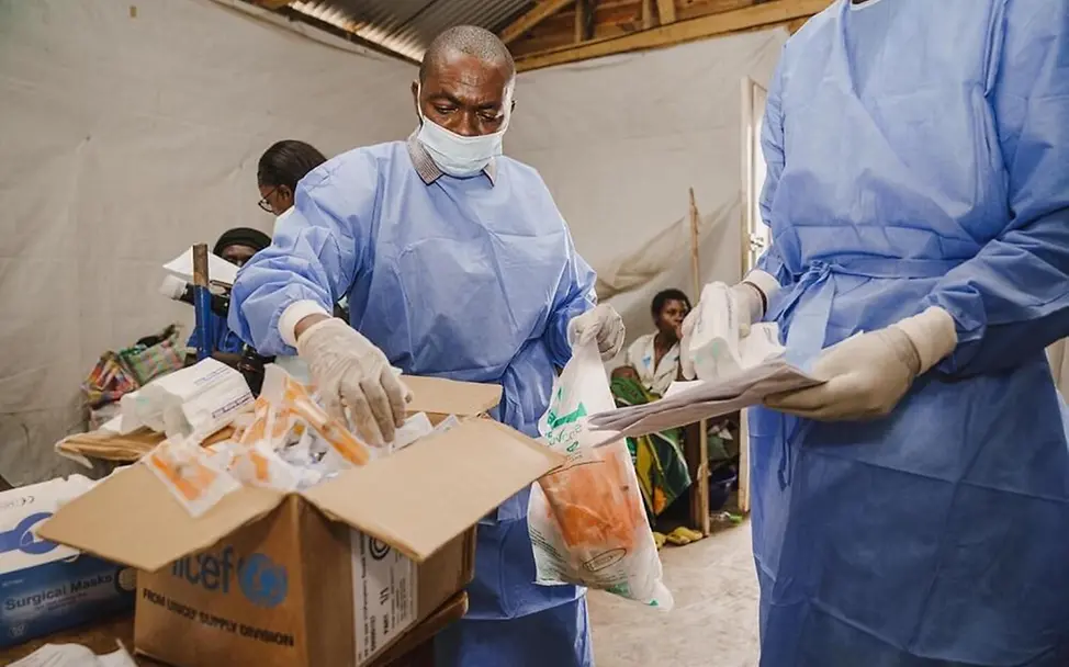 Mpox-Virus: Gesundheitshelfer packen im Kongo medizinische Hilfsgüter gegen Mpox aus | © UNICEF/Benekire Mpox Virus: Gesundheitshelfer packen im Kongo medizinische Hilfsgüter gegen Mpox aus