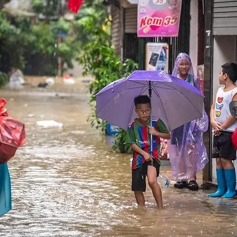 Taifun Yagi in Vietnam: Ein Junge watet durch das Hochwasser | © UNICEF/Pham Ha Duy Linh Taifun Yagi in Vietnam: Ein Junge watet durch das Hochwasser
