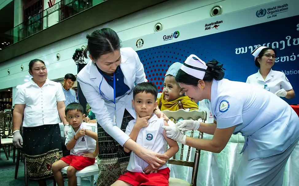 Masern gefährlich: Ein Kind in Laos wird geimpft, damit es sich nicht ansteckt.