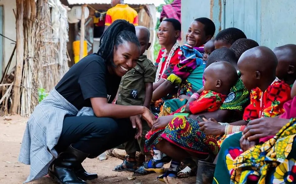 Masern gefährlich: Eine Gesundheitshelferin in Tansania klärt Kinder und Eltern über Masern auf