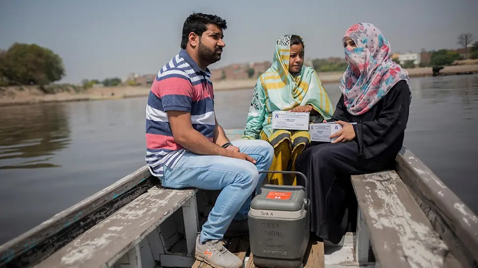 Masern gefährlich: Ein mobiles Impfteam in Pakistan bringt die Impfstoffe per Boot zu den Kindern