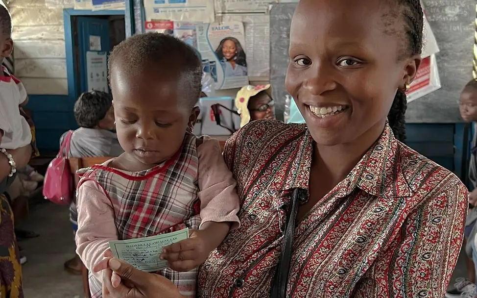 Masern gefährlich: Eine Mutter im Kongo mit ihrer Tochter, die gerade geimpft wurde