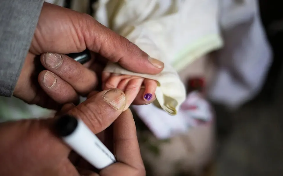 Masern gefährlich: Mit einem Stift wird auf dem Fingernagel markiert, welches Kind die Impfung erhalten hat 