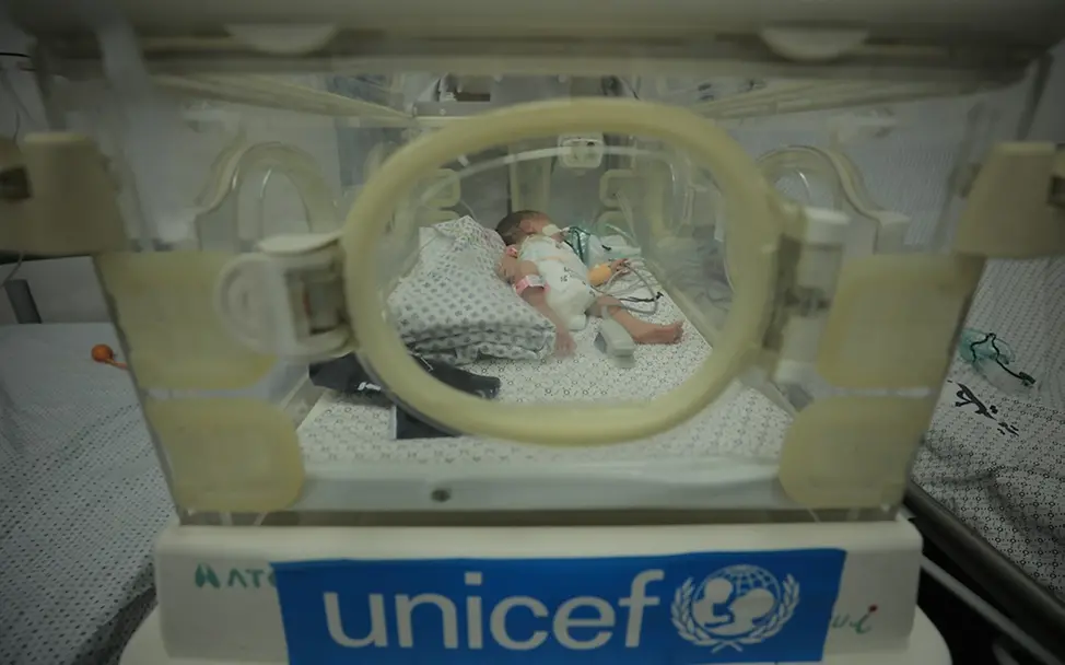 Dramatische Lage für Neugeborene in Gaza | UNICEF/Fayez Nord-Gaza: Ein Neugeborenes liegt in einem Brutkasten