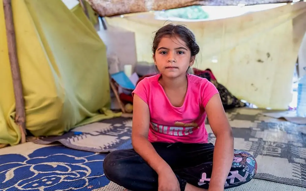 Libanon Kinder: Ein Mädchen sitzt in einem Zelt