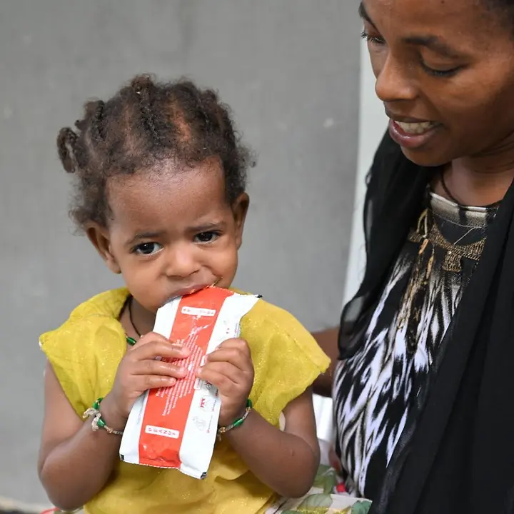 Hunger in Afrika: Äthiopien | © UNICEF/Dejongh Schutz vor Hungersnot: Ein Kind in Afrika erhält therapeutische Erdnusspaste zur Behandlung von Mangelernährung.
