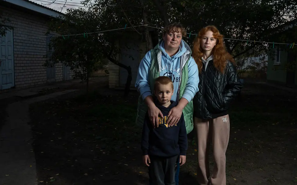 Ukraine Winter Hilfe: UNICEF hilft betroffenen ukrainischen Familien wie dieser, durch den Winter zu kommen