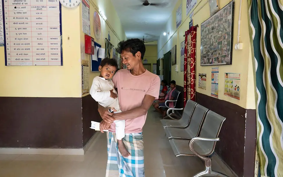 Malaria: Auch in asiatischen Ländern gibt es Malaria-Infektionen und Risikogebiete. | © UNICEF/Kaur Ein Vater in Indien hat sein Kind wegen Malaria-Symptomen in ein Krankenhaus gebracht.