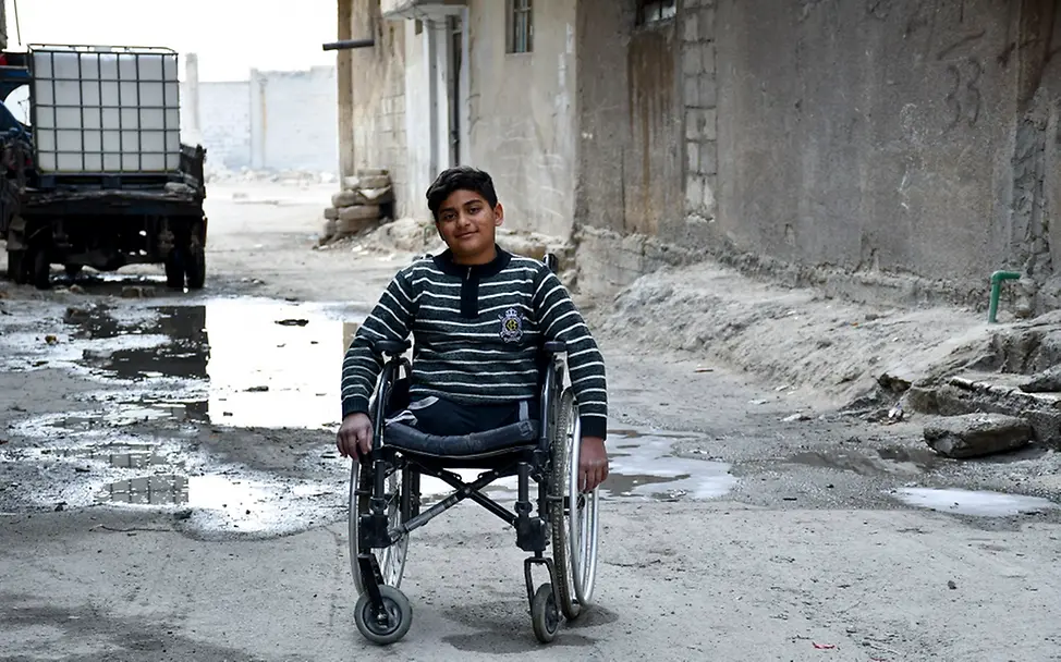 Tausende Kinder in Syrien wurden durch den Krieg schwer verletzt. | UNICEF/Shahan Folgen des Syrien Kriegs: Yahia sitzt im Rollstuhl