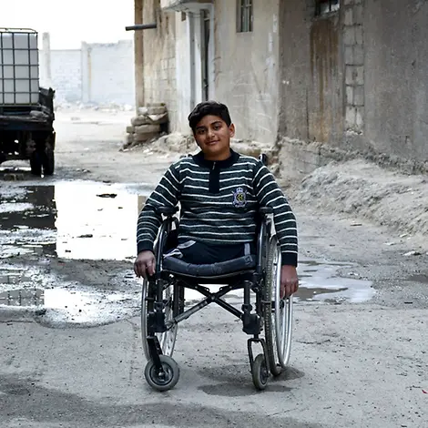 Tausende Kinder in Syrien wurden durch den Krieg schwer verletzt. | UNICEF/Shahan Folgen des Syrien Kriegs: Yahia sitzt im Rollstuhl