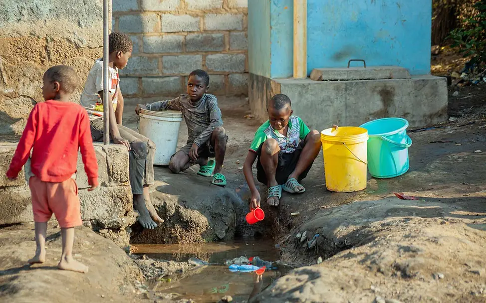 Kinder schöpfen an einem kleinen Wassergraben Wasser | © UNICEF/Sampa Sambia Wasser: Kinder schöpfen Wasser aus einem Wassergraben in Lusaka, der Hauptstadt Sambias