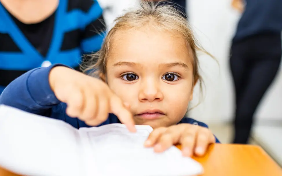 Ein Mädchen wurde in einer Routineimpfung gegen gefährliche Krankheiten geimpft | © UNICEF/Calkic Impfungen Baby: Für Kleinkinder sind Routineimpfungen lebenswichtig.