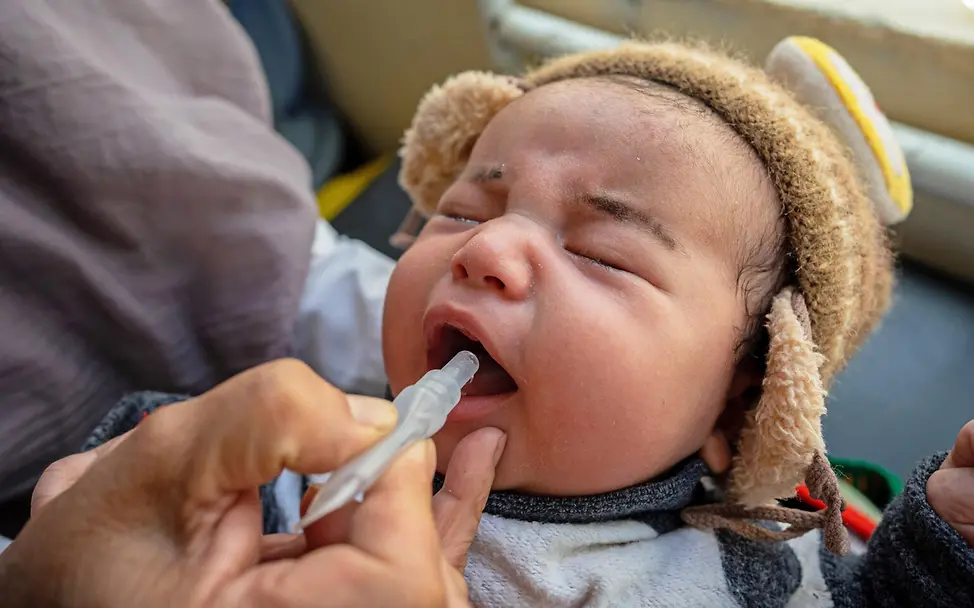 Ein Baby wird mit einem oralen Impfstoff geimpft. | © UNICEF/Naftalin Impfungen Baby und Kleinkinder: Schluckimpfung für ein Kleinkind, damit es vollen Impfschutz hat