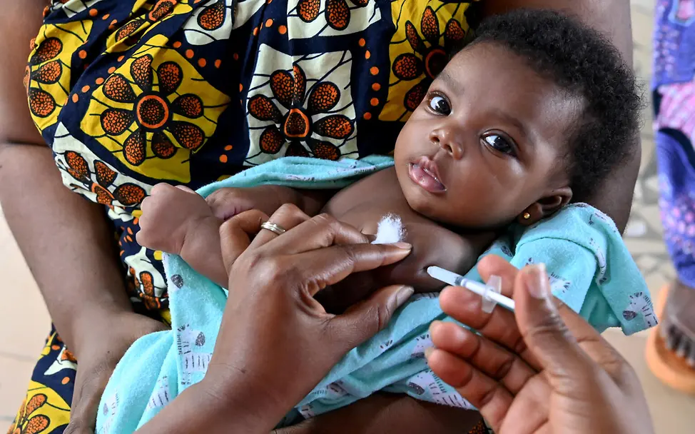 Routineimpfungen in der Elfenbeinküste enthalten auch Impfstoffe gegen Malaria | © UNICEF/Dejongh Impfungen Baby: Ein Baby in der Elfenbeinküste bekommt einen Kombinationsimpfstoff.