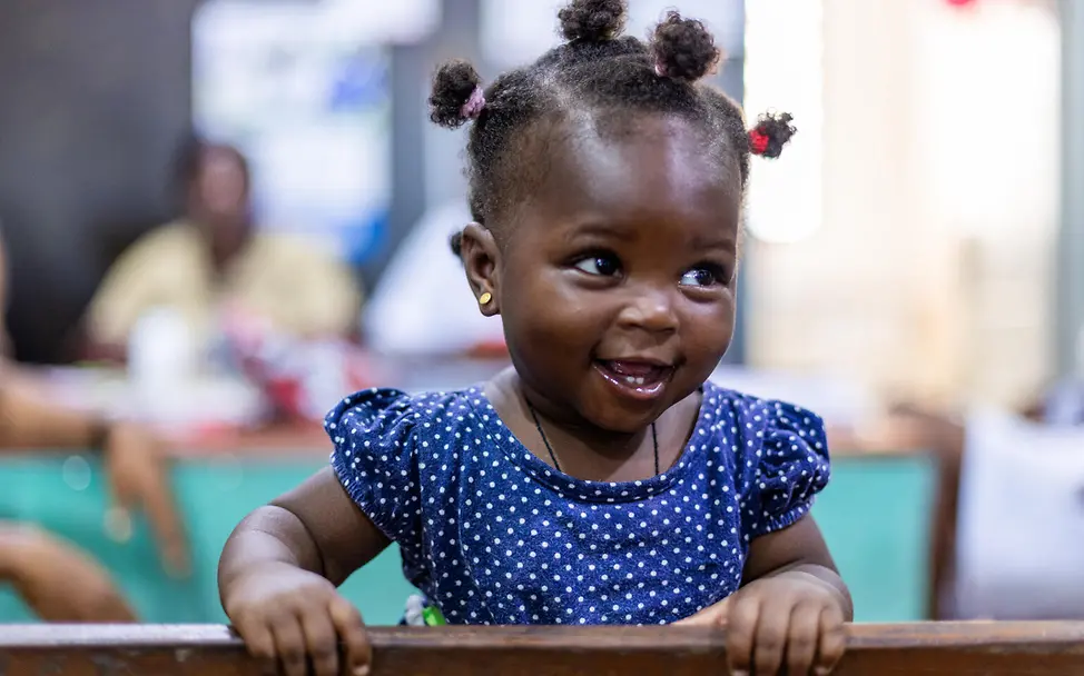 Mit Spenden können wir Millionen Kinder weltweit mit Impfstoffen versorgen | © UNICEF/Yebuah Impfungen Baby: Ein Kleinkind in Ghana wurde eben geimpft.
