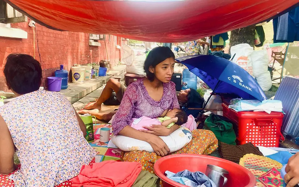 Erdbeben Myanmar / Thailand spenden: Familien in Myanmar suchen aus Angst vor Nachbeben draußen Schutz 