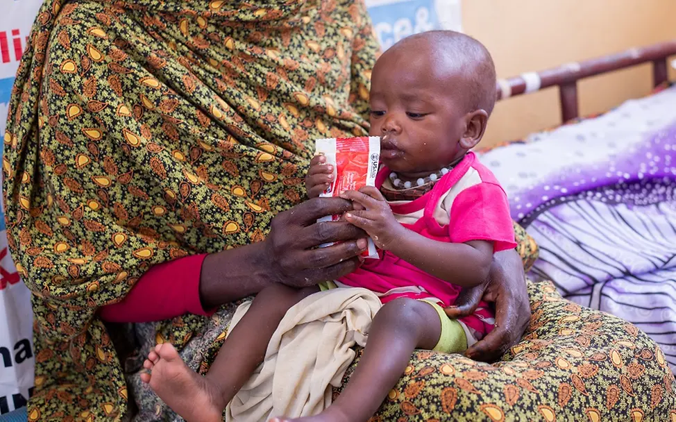 Hunderttausende Kinder im Sudan sind mangelernährt | UNICEF/Khalil Sudan-Krieg: Ein Junge wird mit therapeutischer Nahrung gefüttert