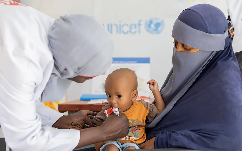 Hunderttausende Kinder im Sudan sind mangelernährt | UNICEF/Elfatih Sudan Hungersnot: Omer wird mit Erdnusspaste gefüttert, seine Mutter hält ihn im Arm